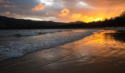 Obraz premium Sunrise over the Dadonghai Sea, Sanya, Hainan, China