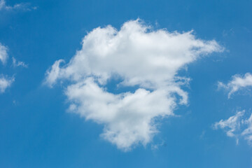 Obraz na płótnie Canvas white cloud on blue sky