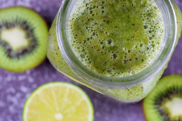 Step 5. Jar a mug with ready-made banana, kiwi and spinach smoothie.