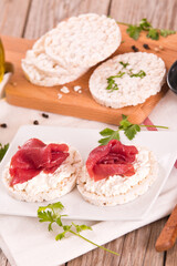 Rice cakes with milk flakes and cold beef.