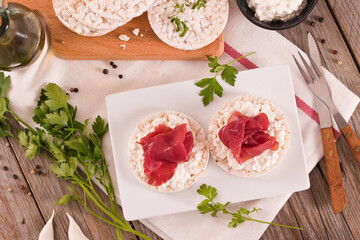 Rice cakes with milk flakes and cold beef.