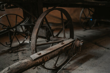 Fototapeta na wymiar Old broom wheel of an ancient cart