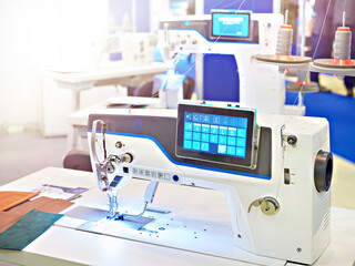 Industrial sewing machine for medium fabrics