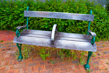 公園のレトロなベンチ正面