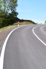 neue Straße über Hochkreuz zwischen Thür und Mendig, mit extrem breitem Radweg