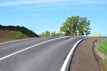 neue Straße über Hochkreuz zwischen Thür und Mendig, mit extrem breitem Radweg