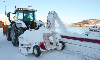 schneeräumen Traktor Die Küste Norwegens  - Faszinierende Lofoten und Fjorde am Polarkreis