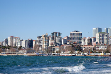 Fototapeta premium Aussicht von der Bostan caddesi auf dem Marmarameer