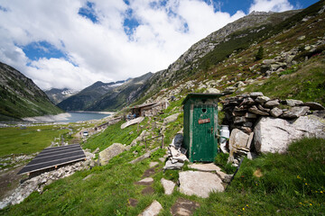 Toilettenhäuschen/Plumpsklo im Freien in Klein Tibet in den österreichischen Alpen bei Mayrhofen - obrazy, fototapety, plakaty