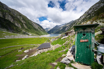 Toilettenhäuschen/Plumpsklo im Freien in Klein Tibet in den österreichischen Alpen bei Mayrhofen - obrazy, fototapety, plakaty