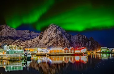Gartenposter Nordlichter Polarlichter   Fischerdorf    Küste Norwegens  - Faszinierende Lofoten und Fjorde am Polarkreis  Panorama