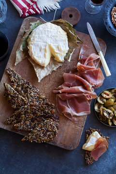 Vospeisenpatte mit Weichk&Atilde;&curren;se, Schinken, Oliven und Crackern (Keto-K&Atilde;&frac14;che)