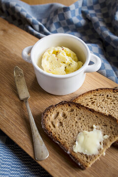 Gew&Atilde;&frac14;rzbutter zu Bauernbrot