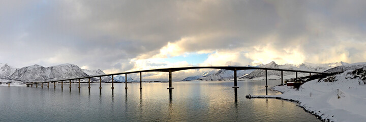 Fototapeta na wymiar Brücke Küste Norwegens - Faszinierende Lofoten und Fjorde am Polarkreis Panorama 