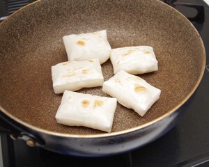フライパンで餅を焼いている