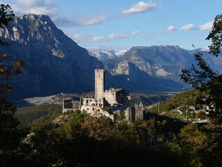 Fototapeta na wymiar Burg vor Bergpanorama