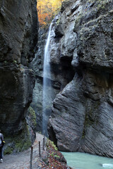 Fototapeta premium Fluss und Wasserfall durch Klamm in Baynern