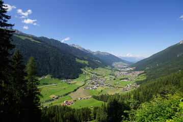 Obraz premium オーストリア・アルプス山脈Stubaitalの夏の景色