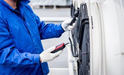 Testing with an anemometer of an axial fan of the condensing unit