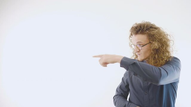 homme, affaire, biznessman, montrez, produit, place pour titre, like, pouce en l'air, valoriser, cheveux, long, blond, boucl&eacute;e, friser, lunette, gagner, beau, fond blanc 