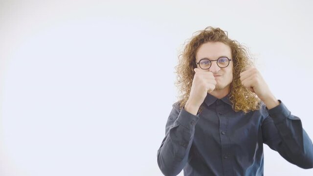 homme, affaire, biznessman, montrez, produit, place pour titre, like, pouce en l'air, valoriser, cheveux, long, blond, boucl&eacute;e, friser, lunette, gagner, beau, fond blanc 