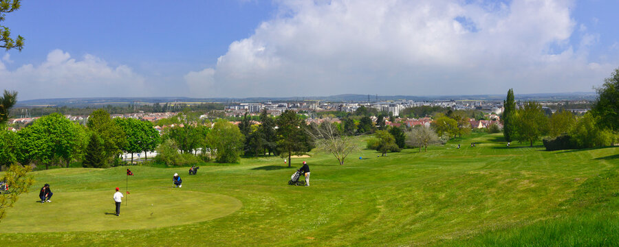 Panoramique horizon sur Menucourt (95180) par dessus le golf depuis Courdimanche (95800), d&eacute;partement du Val-d'Oise en r&eacute;gion &Icirc;le-de-France, France