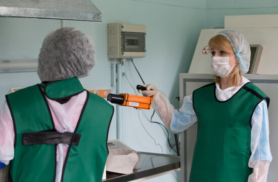 Nurses Prepare Radiation Iodine For Oncology Treatment