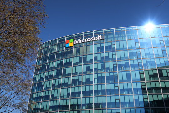 Fa&ccedil;ade de b&acirc;timent en verre avec l'enseigne Microsoft, c&eacute;l&egrave;bre entreprise am&eacute;ricaine de logiciel informatique, campus d'Issy-les-Moulineaux, pr&egrave;s de Paris &ndash; avril 2021 (France)