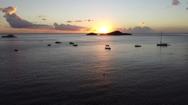 Coucher de soleil avec vue sur mer, bateaux et ile en Guadeloupe 