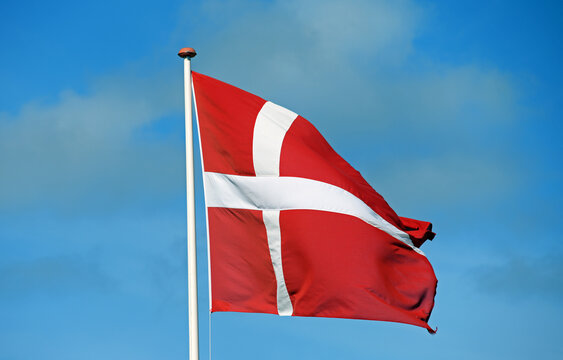 Die d&auml;nische Nationalflagge Danebrog flattert im Wind