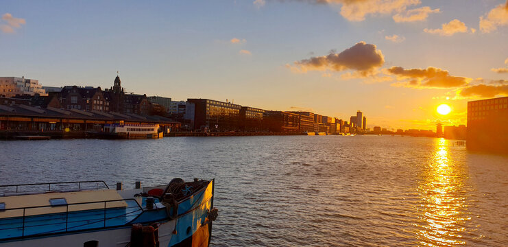 IJhaven, Verbindingsdam, Amsterdam (Coordinates 52&deg;22'30.858"N4&deg;56'18.714"E)