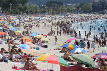 Obraz premium playa de España con multitud 