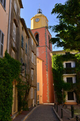 Église Notre-Dame-de-l'Assomption depuis place de l'Ormeau à Saint-Tropez (83990), département du Var en région Provence-Alpes-Côte-d'Azur, France