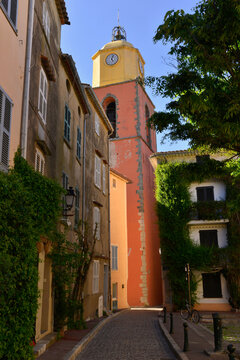 &Eacute;glise Notre-Dame-de-l'Assomption depuis place de l'Ormeau &agrave; Saint-Tropez (83990), d&eacute;partement du Var en r&eacute;gion Provence-Alpes-C&ocirc;te-d'Azur, France