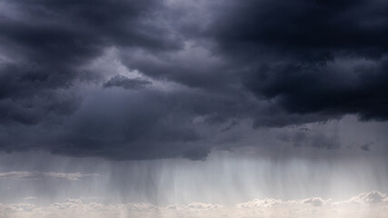 Nuages gris et pluie
