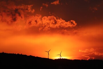 Sonnenuntergang mit Wolken und Windrädern