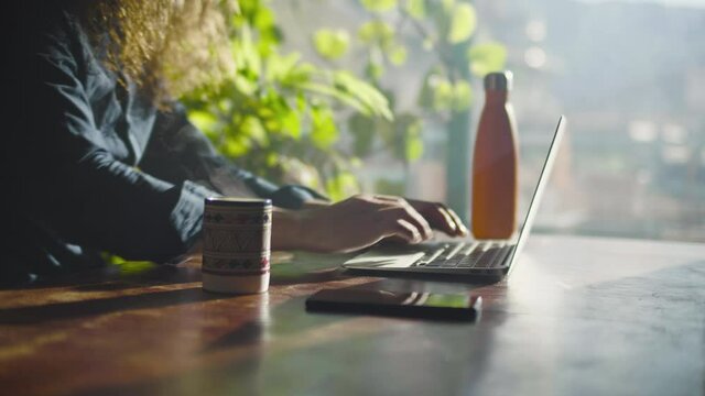 homme, bisness man, t&eacute;l&eacute;travaille, t&eacute;l&eacute;phone, travaille, ordinateur, ordinateur portable, boisson, th&eacute;, male, caf&eacute;, lunette, blond cheveux, boucl&eacute;e, travaillant, ville, appartement, maison, plante, lu