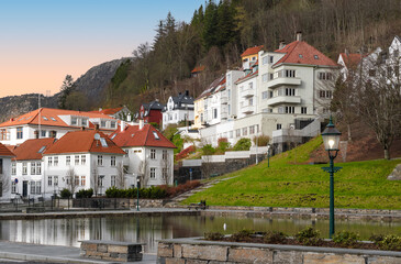 Obraz premium Skansen, traditional residential area with beautiful pond Skansedammen in the city center of Bergen, Norway.