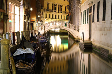 Fototapeta na wymiar Night view of the canals of venice