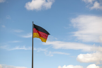 Deutsche Flagge vor blauem Himmel