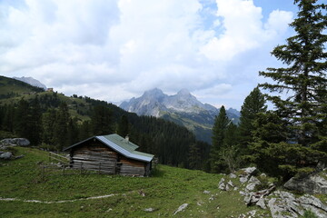 Fototapeta na wymiar Wanderhütte in den bayrischen Bergen