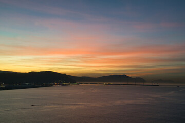 atardecer sobre el mar con puerto de fondo