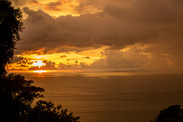 Fototapeta na wymiar View of sunset on the Pacific coast of Manuel Antonio