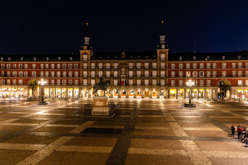Fototapeta na wymiar Plaza Mayor Square in Madrid at night. View during restrctions for coronavirus covid-19 pandemic. Sunny day with blue sky
