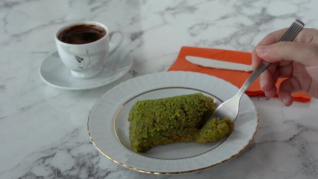 cennet camuru. It is a dessert prepared with kadayif and pistachios.