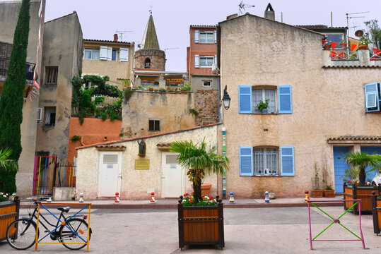 Place Saint François de Paule à Fréjus (83600), département du Var en région Provence-Alpes-Côte-d'Azur, France