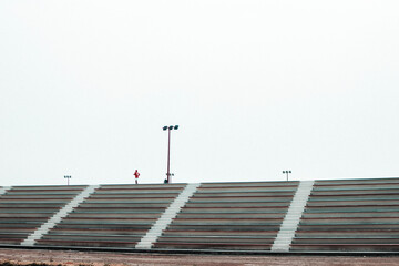 se&ntilde;or haciendo ejercicio en unas gradas 