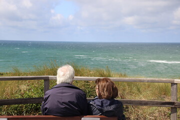 Ehepaar schaut aufs Meer