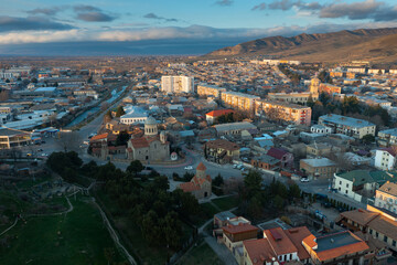 Obraz premium Scenic aerial view of old town of georgian city of Gori at spring