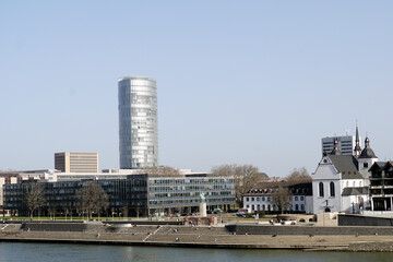 Obraz premium KoelnTriangle, Hochhaus mit Panorama- Aussichtsplattform - KoelnTriangle, high-rise building with panoramic viewing platform